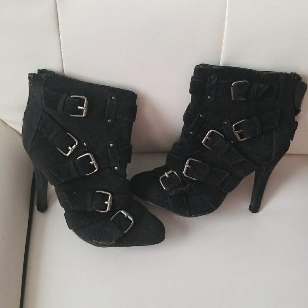 Black suede booties new size 5.5,very stylish.